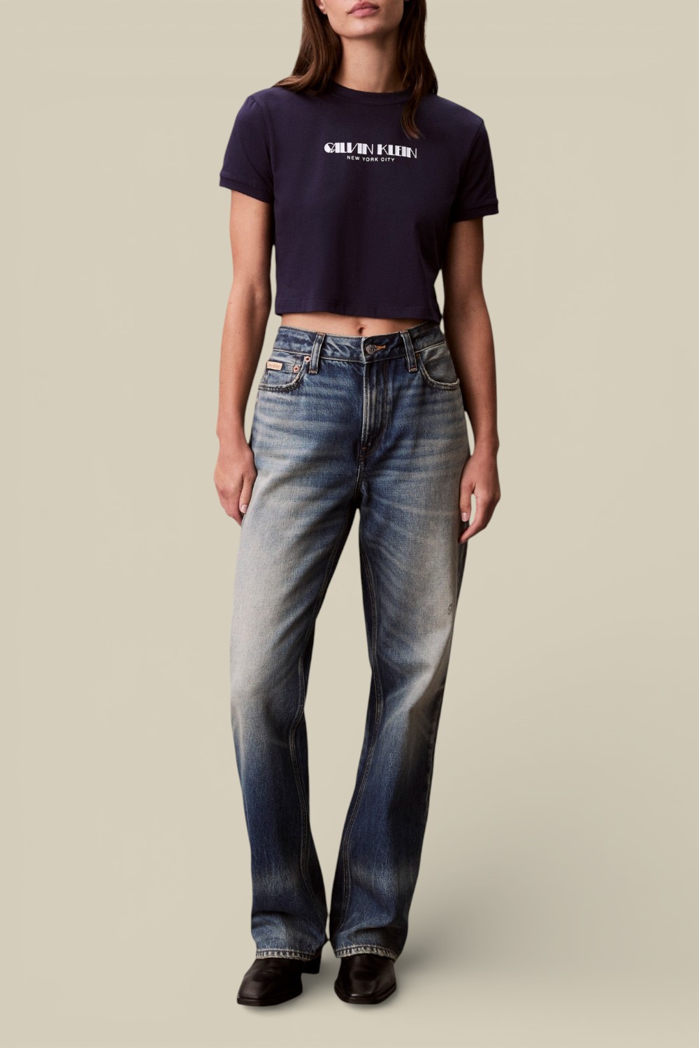 תמונת כל הלוק של חולצת טי קרופ